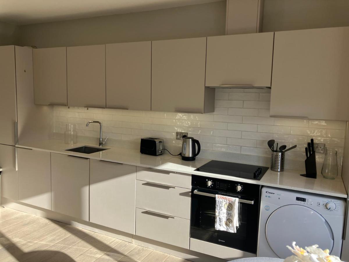 Splendid 2 Bed Flat With Private Terrace In Wimbledon - 2 The Queens Apartment London Bagian luar foto