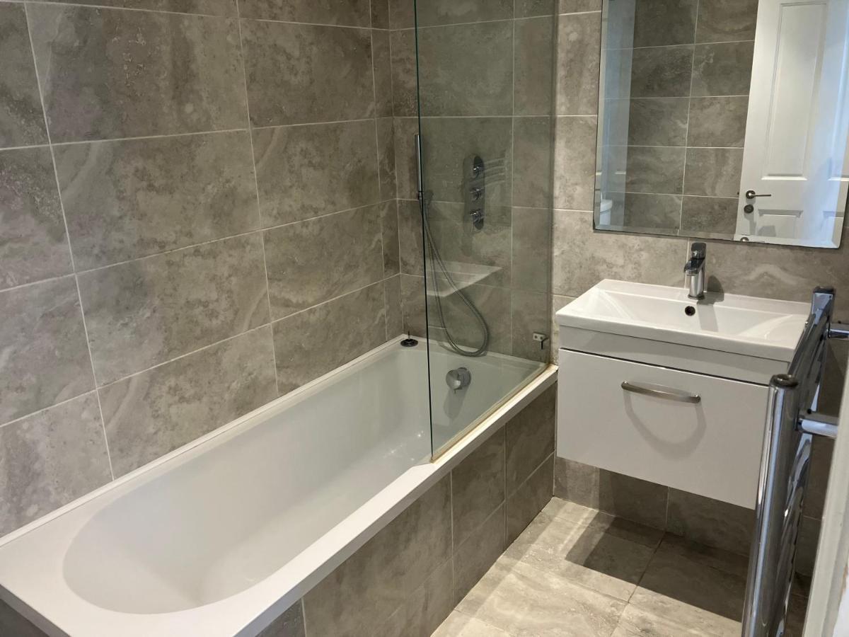 Splendid 2 Bed Flat With Private Terrace In Wimbledon - 2 The Queens Apartment London Bagian luar foto