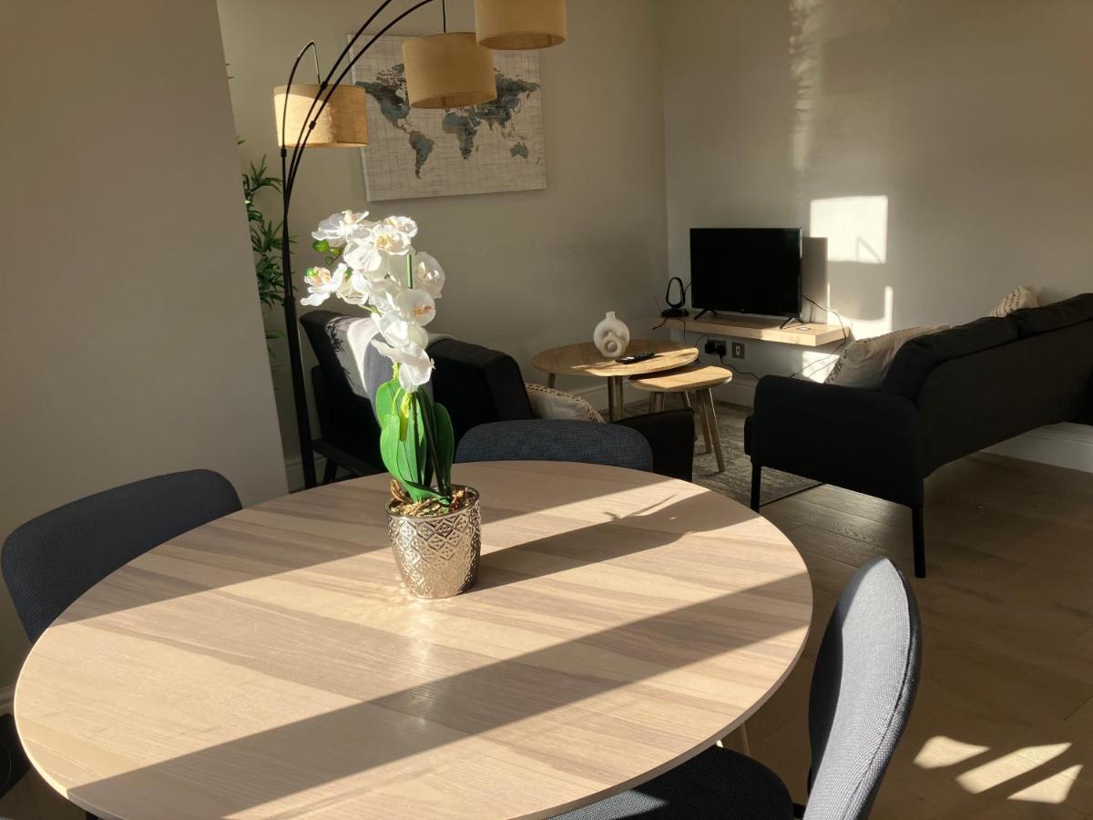 Splendid 2 Bed Flat With Private Terrace In Wimbledon - 2 The Queens Apartment London Bagian luar foto