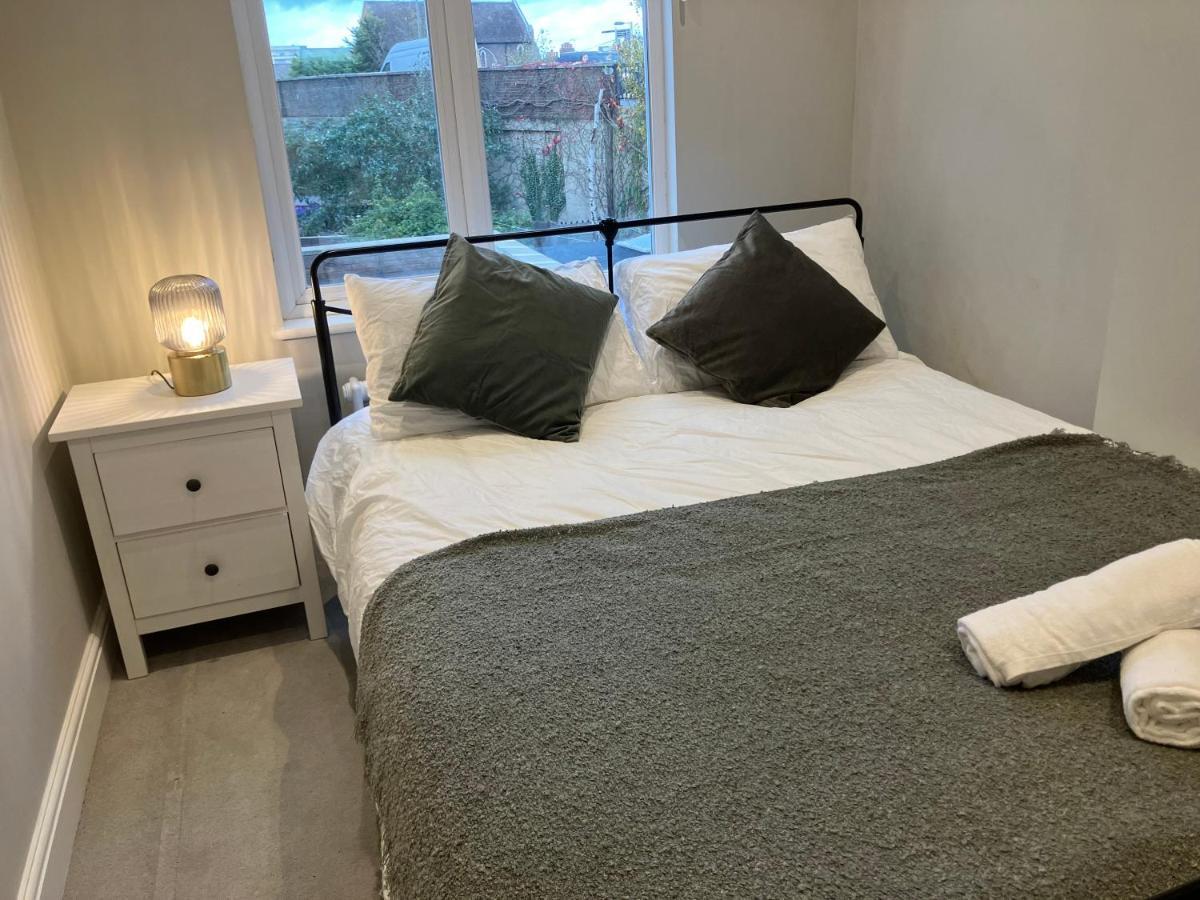Splendid 2 Bed Flat With Private Terrace In Wimbledon - 2 The Queens Apartment London Bagian luar foto